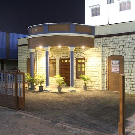 Yuvraj Lodge Osmanabad Exteriör bild