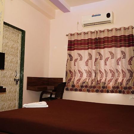 Yuvraj Lodge Osmanabad Exteriör bild