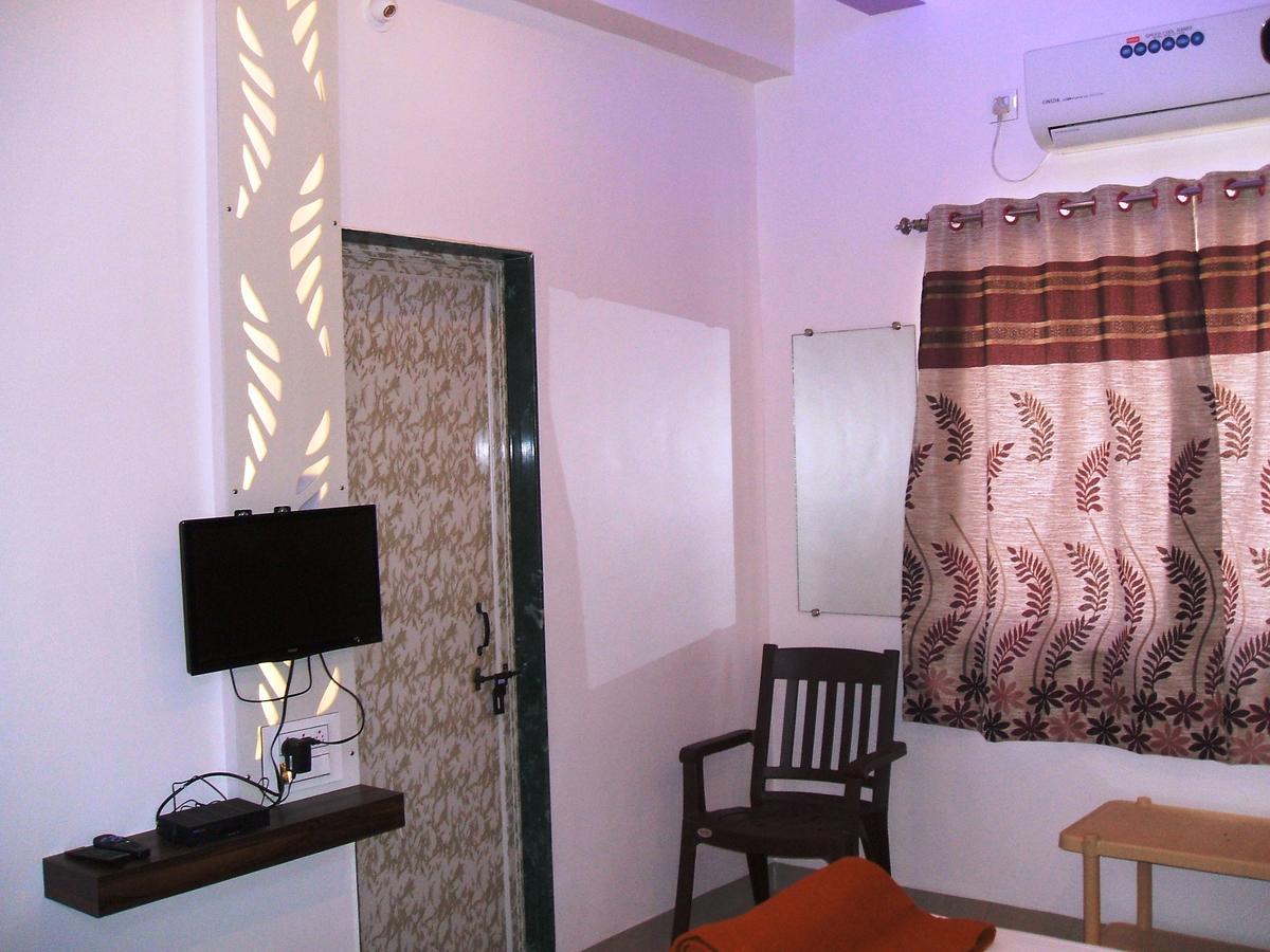 Yuvraj Lodge Osmanabad Exteriör bild