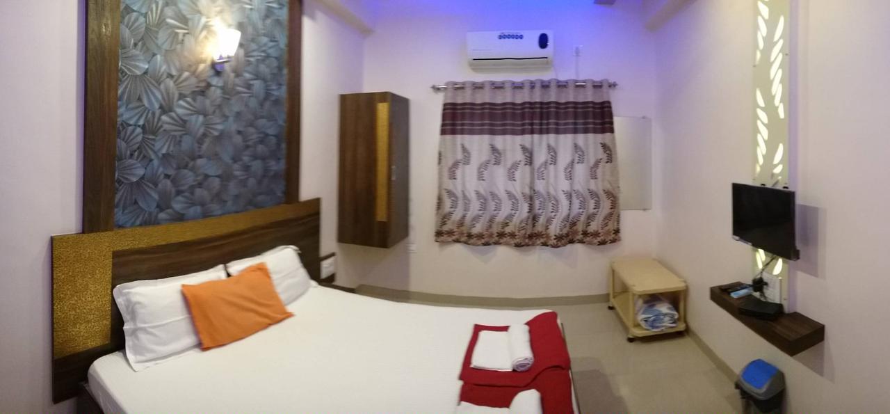 Yuvraj Lodge Osmanabad Exteriör bild