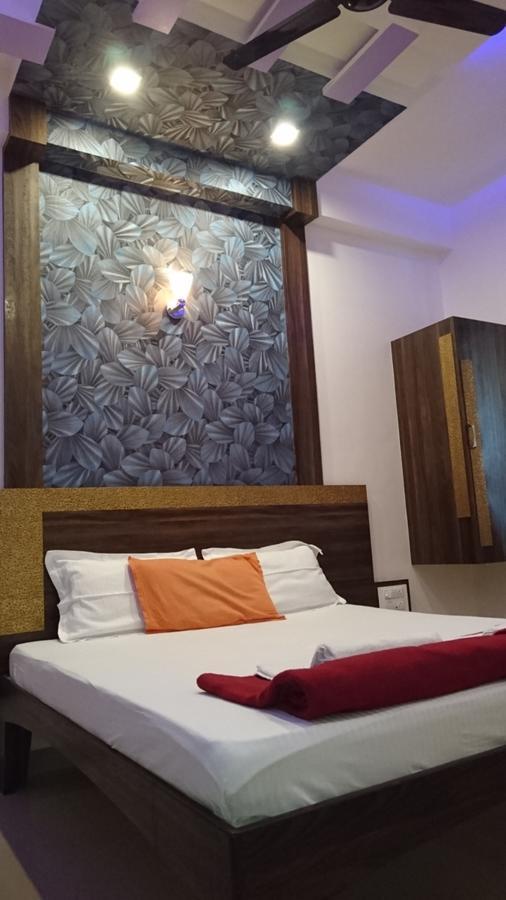 Yuvraj Lodge Osmanabad Exteriör bild