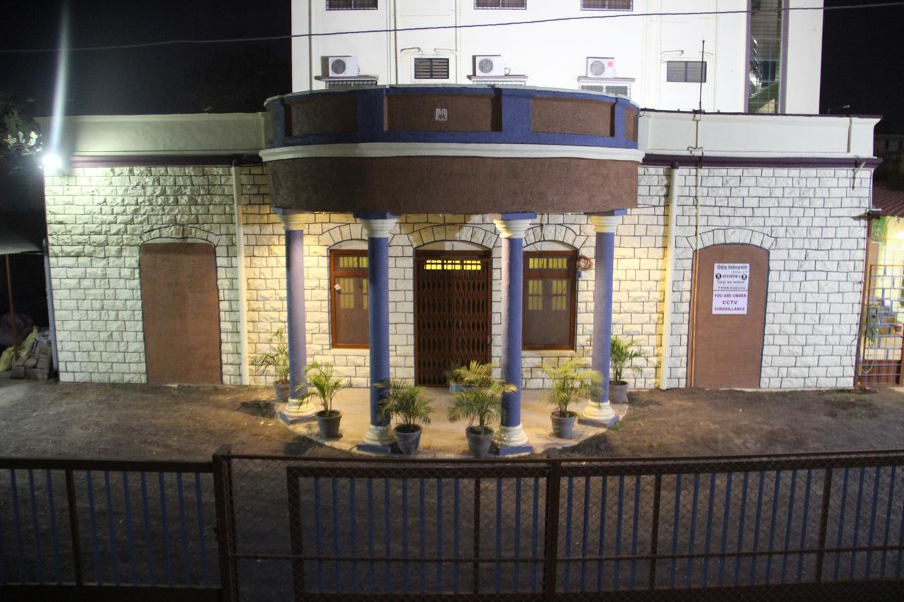 Yuvraj Lodge Osmanabad Exteriör bild