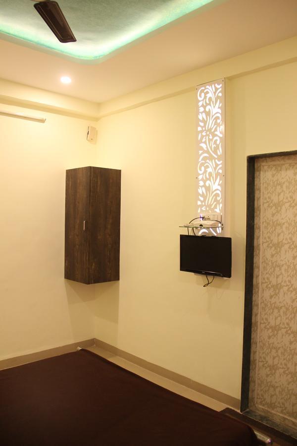 Yuvraj Lodge Osmanabad Exteriör bild