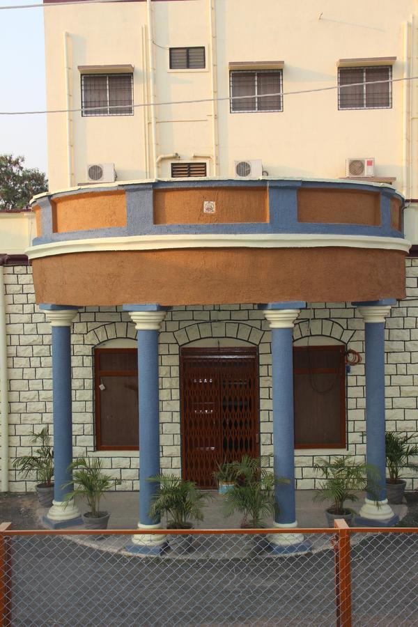 Yuvraj Lodge Osmanabad Exteriör bild