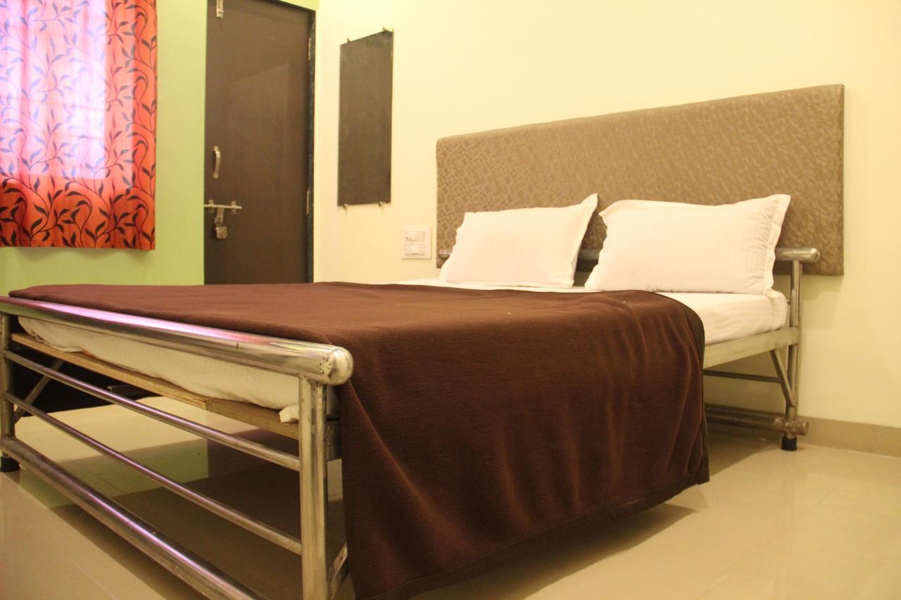 Yuvraj Lodge Osmanabad Exteriör bild