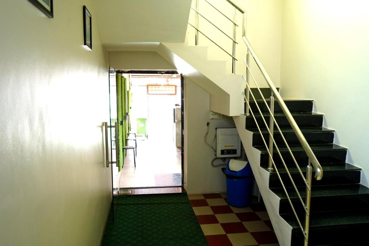 Yuvraj Lodge Osmanabad Exteriör bild