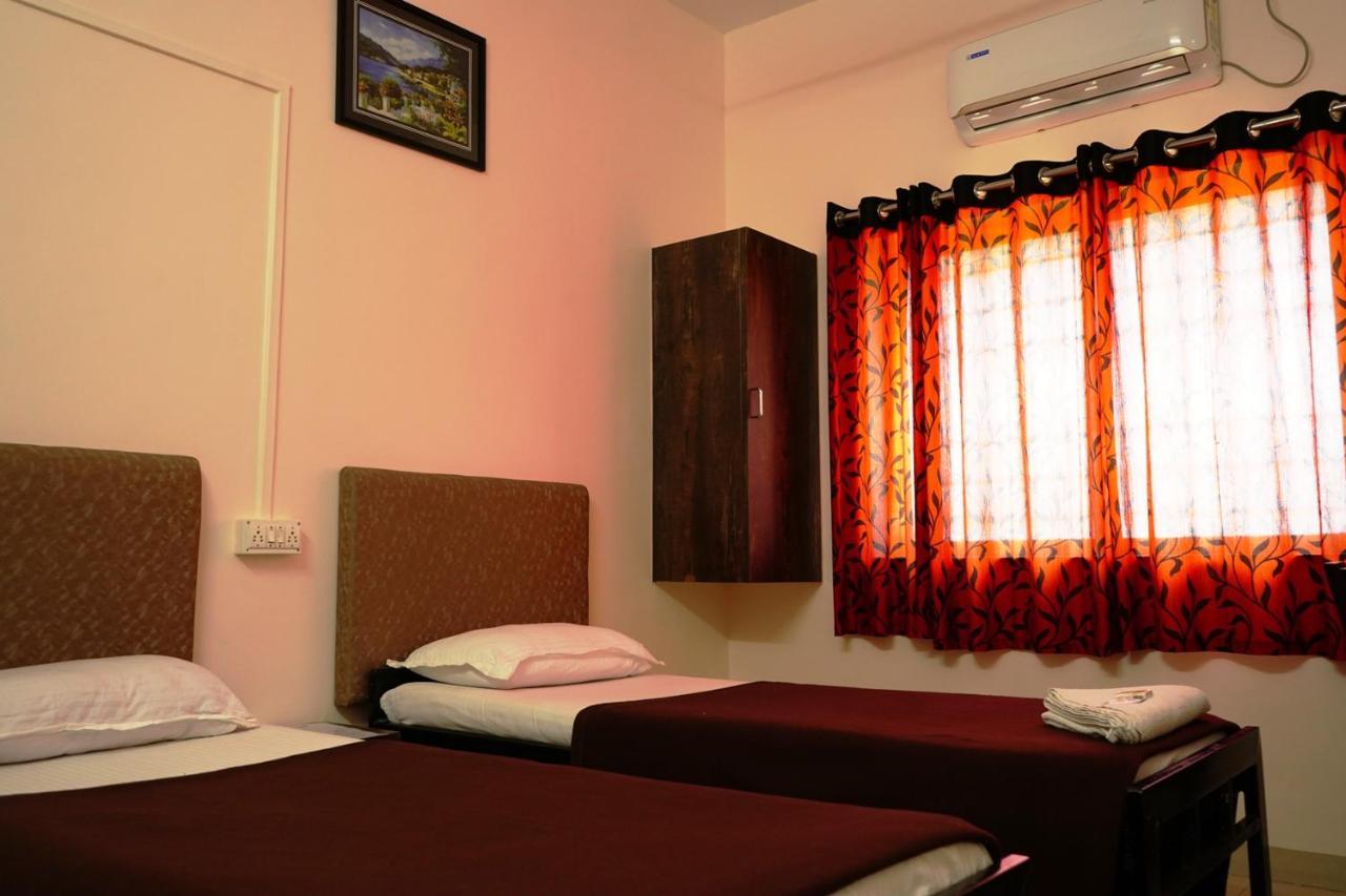 Yuvraj Lodge Osmanabad Exteriör bild