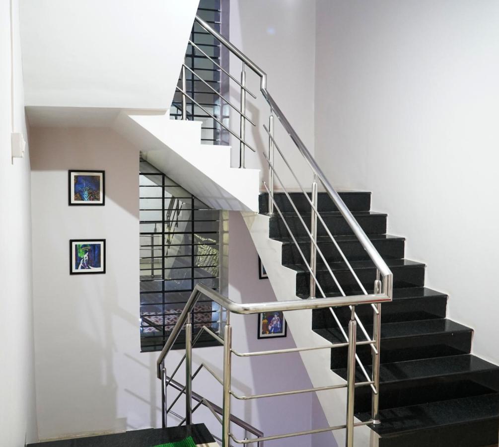 Yuvraj Lodge Osmanabad Exteriör bild