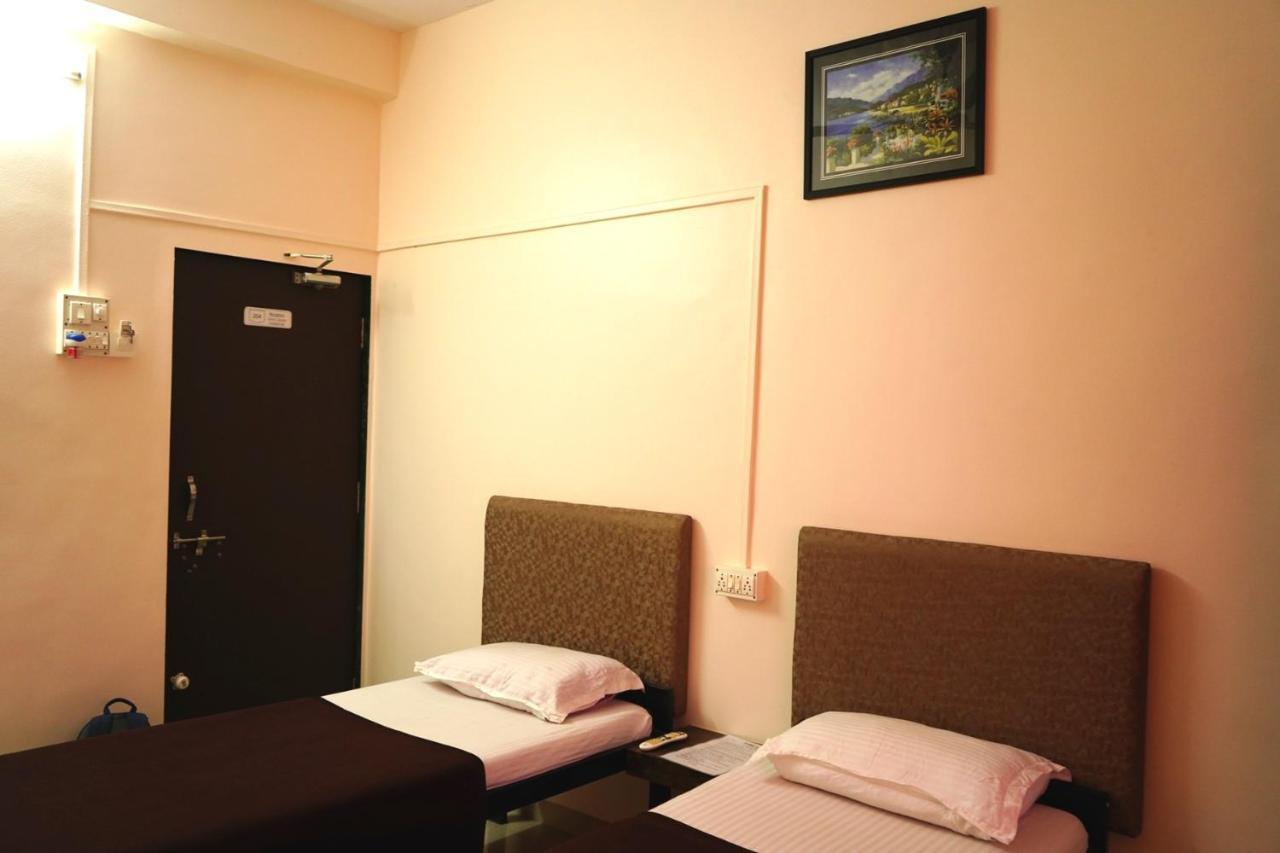 Yuvraj Lodge Osmanabad Exteriör bild