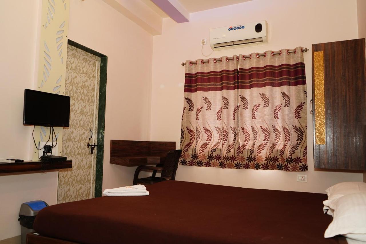Yuvraj Lodge Osmanabad Exteriör bild